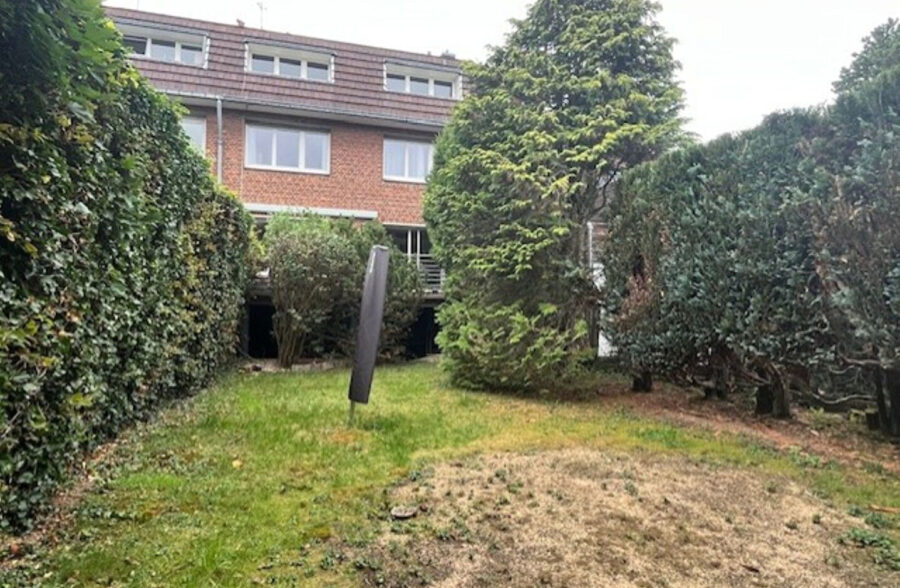Large maison des années 60 dans une rue prisée
