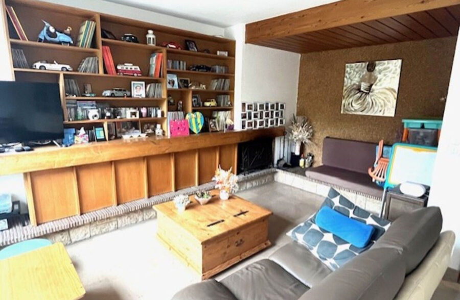 Large maison des années 60 dans une rue prisée