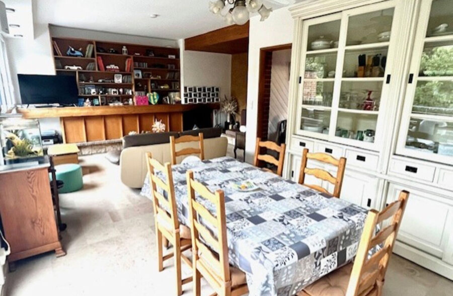 Large maison des années 60 dans une rue prisée