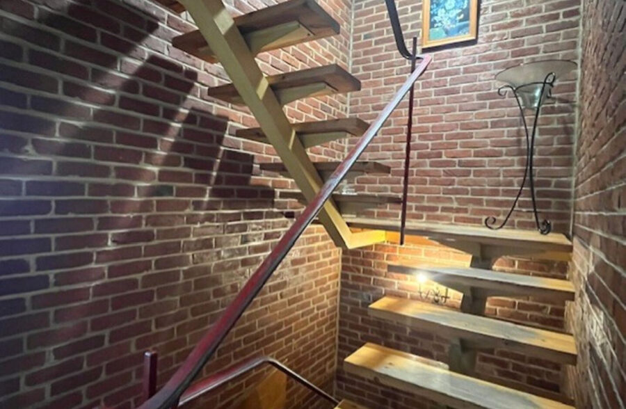Large maison des années 60 dans une rue prisée