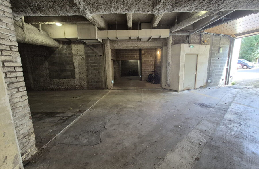 EXCLUSIVITE SAINT-MICHEL : PLACE DE PARKING DANS UN PARKING COUVERT.