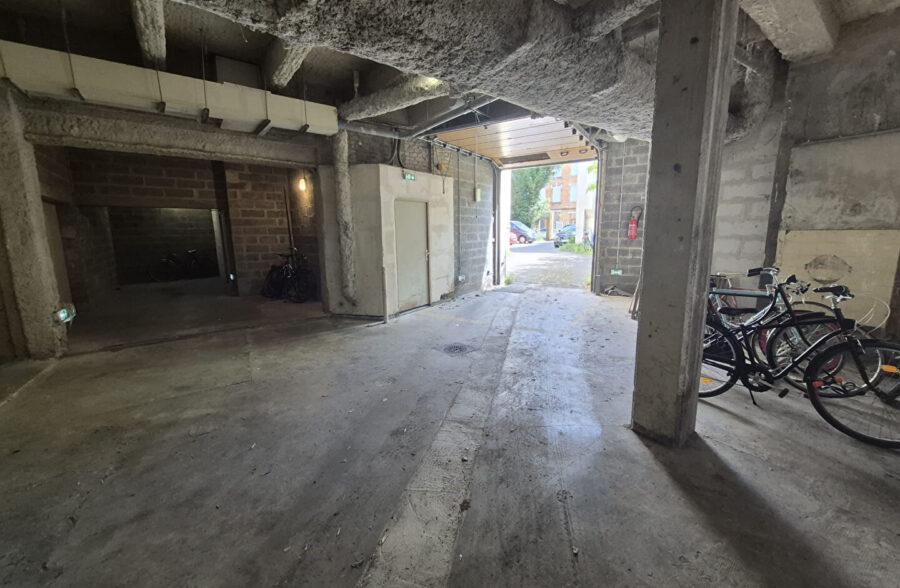 EXCLUSIVITE SAINT-MICHEL : PLACE DE PARKING DANS UN PARKING COUVERT.