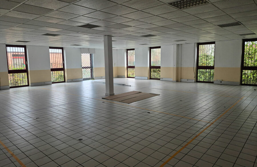 LENS proche centre local de  +/-340m2