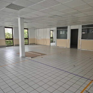 LENS proche centre local de  +/-340m2
