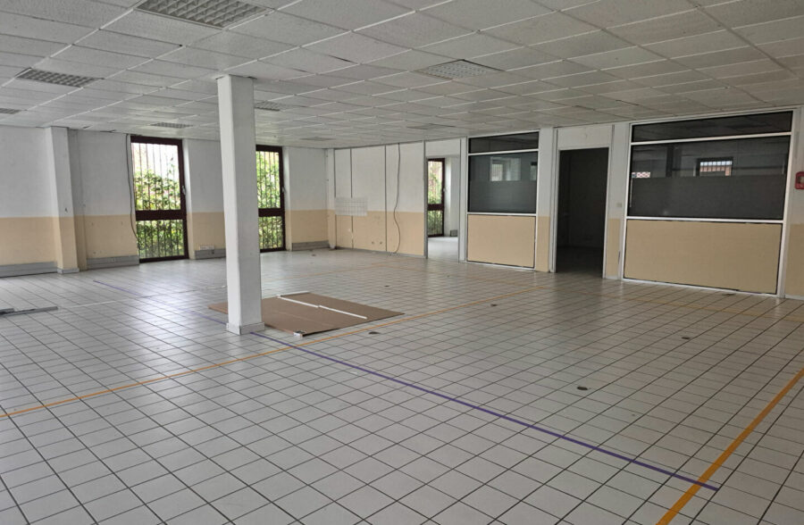 LENS proche centre local de  +/-340m2