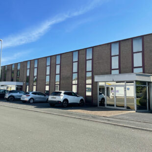 LENS proche centre local de  +/-340m2