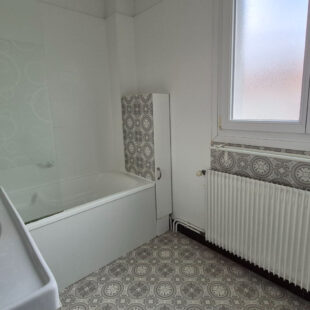 Maison 3 chambres, bureau, garage et jardin