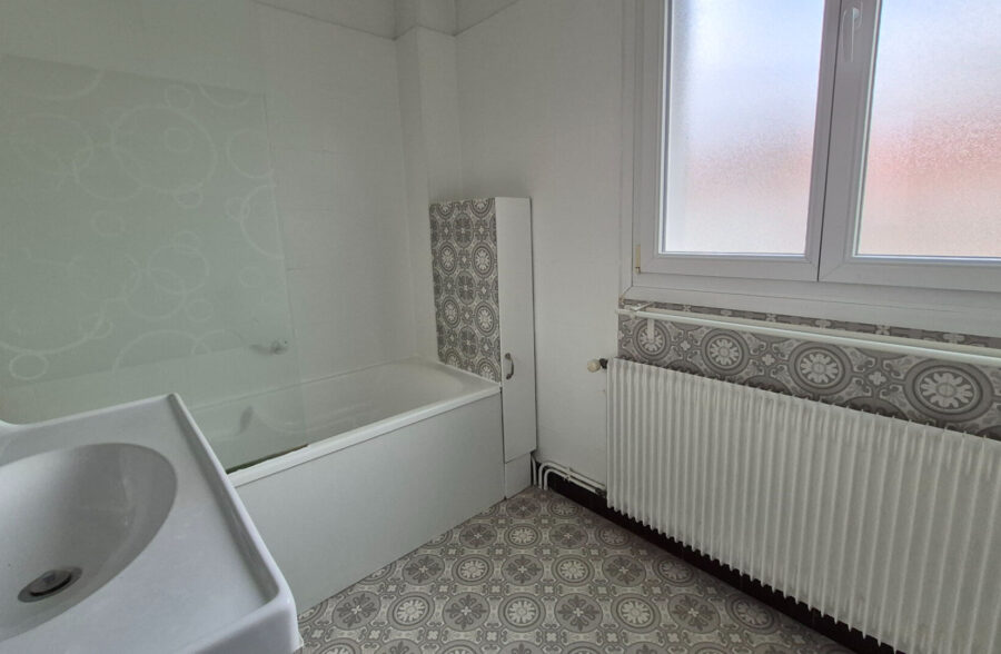 Maison 3 chambres, bureau, garage et jardin