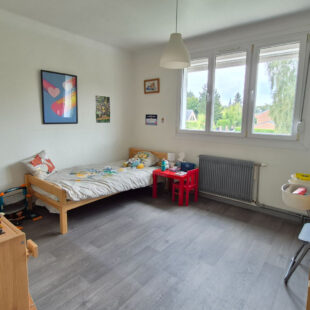 Maison 3 chambres, bureau, garage et jardin