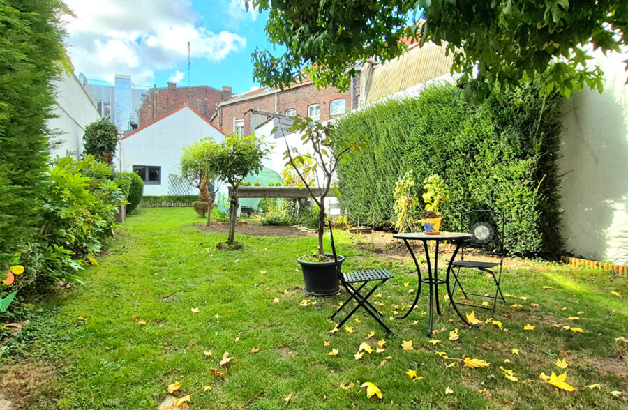 GRANDE MAISON DE FAMILLE 4 CHAMBRES JARDIN STATIONNEMENT ATELIER