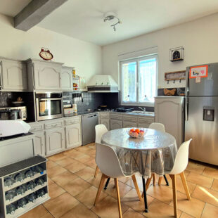 GRANDE MAISON DE FAMILLE 4 CHAMBRES JARDIN STATIONNEMENT ATELIER
