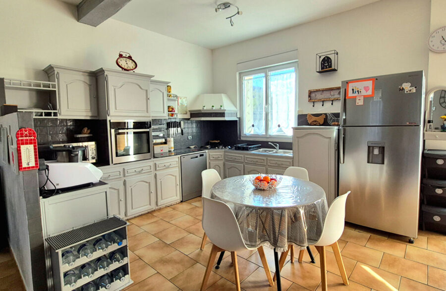 GRANDE MAISON DE FAMILLE 4 CHAMBRES JARDIN STATIONNEMENT ATELIER