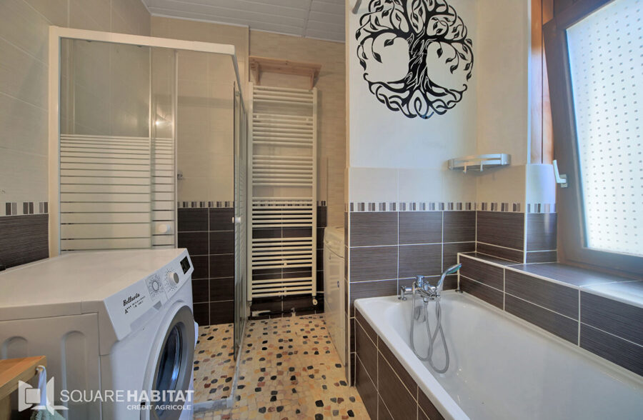 Maison en retrait de rue – 3 chambres + terrasse + jardins potagers