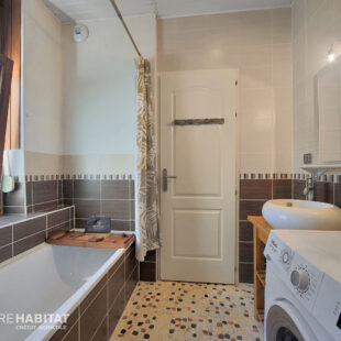 Maison en retrait de rue – 3 chambres + terrasse + jardins potagers