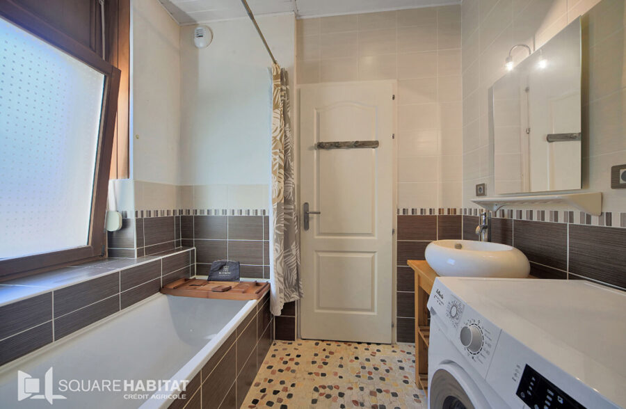 Maison en retrait de rue – 3 chambres + terrasse + jardins potagers