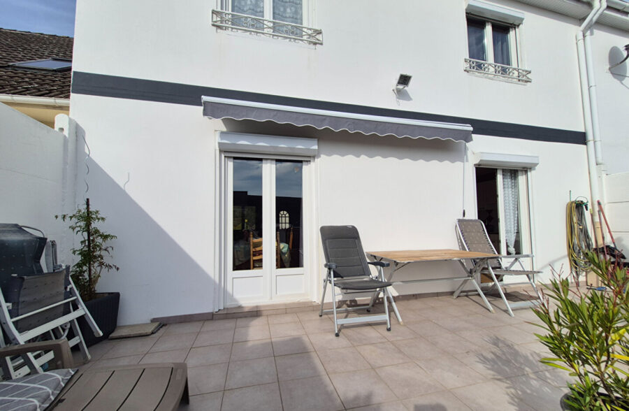 Maison 4 Chambres + Bureau + Sous sol  Sous compromis 