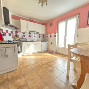 Maison 4 Chambres + Bureau + Sous sol  Sous compromis 