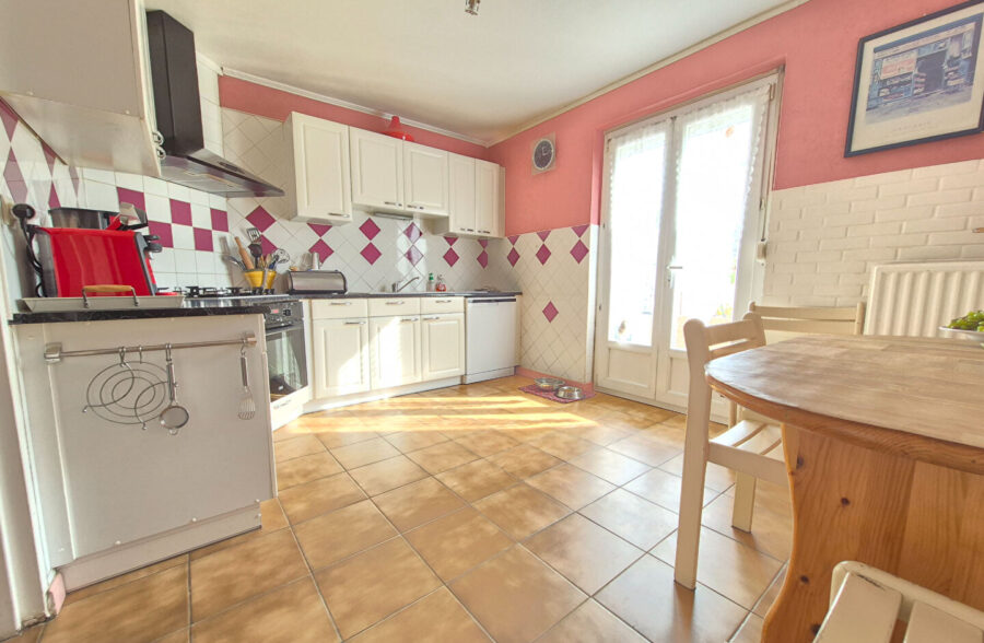 Maison 4 Chambres + Bureau + Sous sol  Sous compromis 