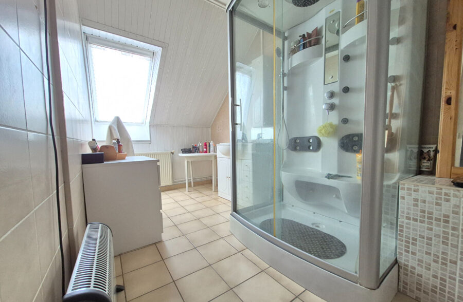 Maison 4 Chambres + Bureau + Sous sol  Sous compromis 