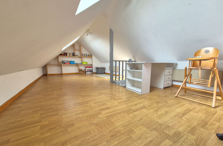 Maison 4 Chambres + Bureau + Sous sol  Sous compromis 