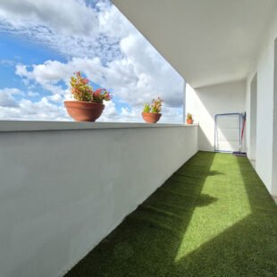 T5 dernier étage, avec place de parking et à proximité immédiate du métro. T5 dernier étage, avec place de parking et à proximité immédiate du métro.