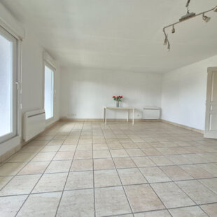 Magnifique appartement 4 chambres dernier étage à proximité immédiate du métro.