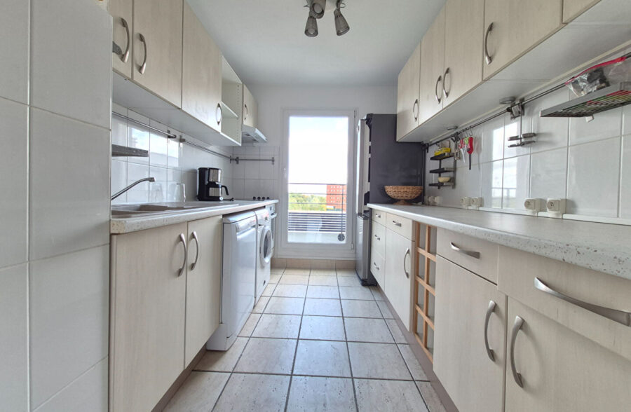 Magnifique appartement 4 chambres dernier étage à proximité immédiate du métro.