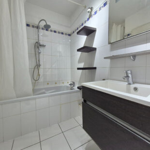 Magnifique appartement 4 chambres dernier étage à proximité immédiate du métro.