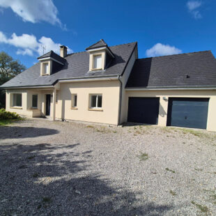 Maison de 2010, 4 chambres, double garage, vivable de plain-pied sur 2500m² à VERTON
