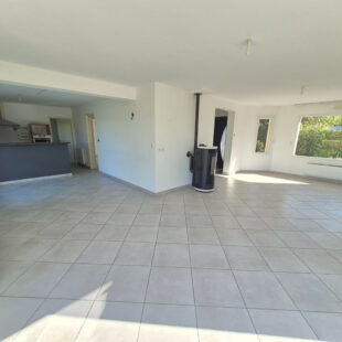 Maison de 2010, 4 chambres, double garage, vivable de plain-pied sur 2500m² à VERTON
