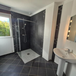 Maison de 2010, 4 chambres, double garage, vivable de plain-pied sur 2500m² à VERTON