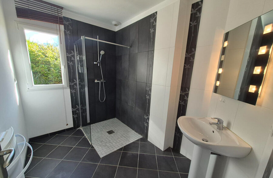 Maison de 2010, 4 chambres, double garage, vivable de plain-pied sur 2500m² à VERTON