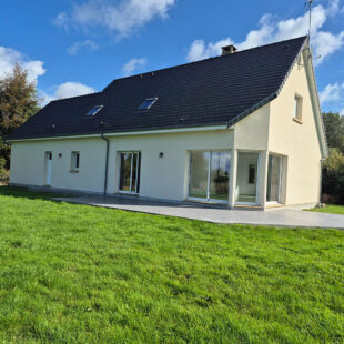 Maison de 2010, 4 chambres, double garage, vivable de plain-pied sur 2500m² à VERTON