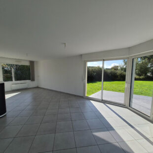 Maison de 2010, 4 chambres, double garage, vivable de plain-pied sur 2500m² à VERTON