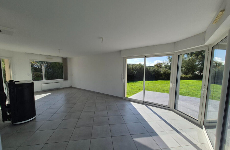 Maison de 2010, 4 chambres, double garage, vivable de plain-pied sur 2500m² à VERTON