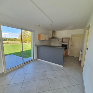 Maison de 2010, 4 chambres, double garage, vivable de plain-pied sur 2500m² à VERTON