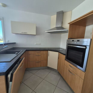 Maison de 2010, 4 chambres, double garage, vivable de plain-pied sur 2500m² à VERTON