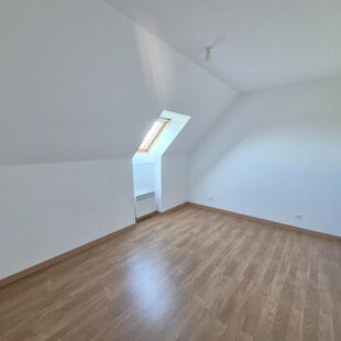 Maison de 2010, 4 chambres, double garage, vivable de plain-pied sur 2500m² à VERTON