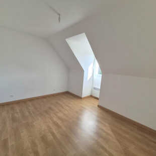 Maison de 2010, 4 chambres, double garage, vivable de plain-pied sur 2500m² à VERTON