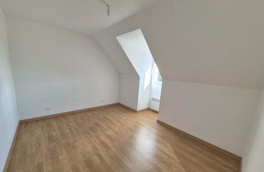 Maison de 2010, 4 chambres, double garage, vivable de plain-pied sur 2500m² à VERTON