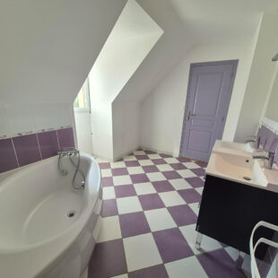 Maison de 2010, 4 chambres, double garage, vivable de plain-pied sur 2500m² à VERTON