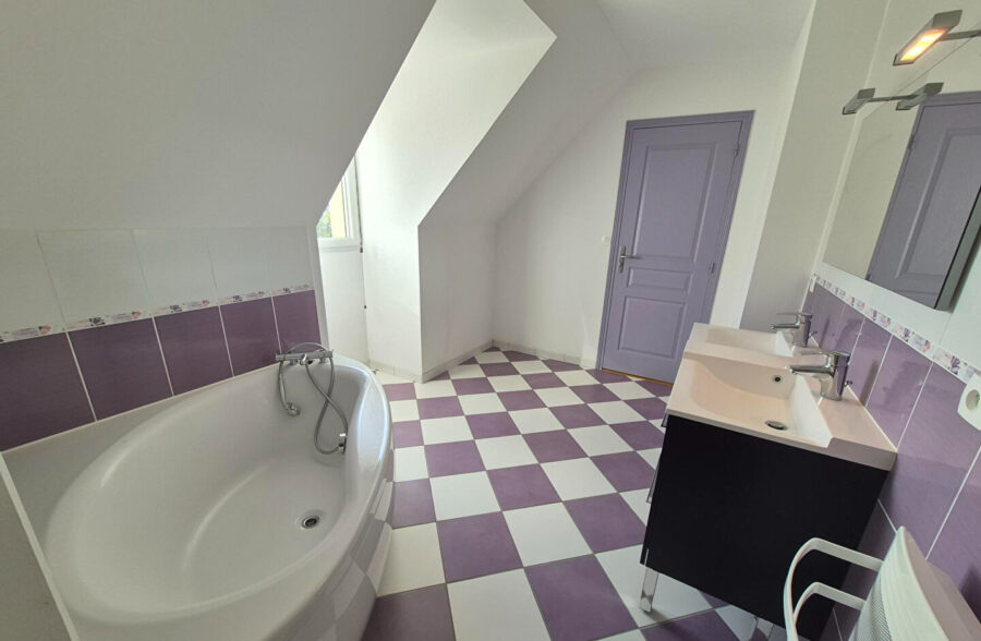 Maison de 2010, 4 chambres, double garage, vivable de plain-pied sur 2500m² à VERTON