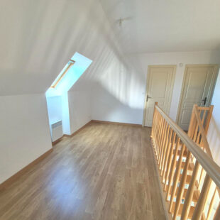 Maison de 2010, 4 chambres, double garage, vivable de plain-pied sur 2500m² à VERTON