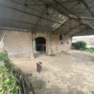 Longère individuelle , grange et hangar.