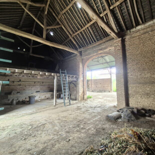 Longère individuelle , grange et hangar.