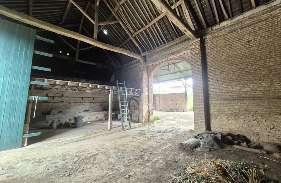 Longère individuelle , grange et hangar.