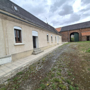 Longère individuelle , grange et hangar.