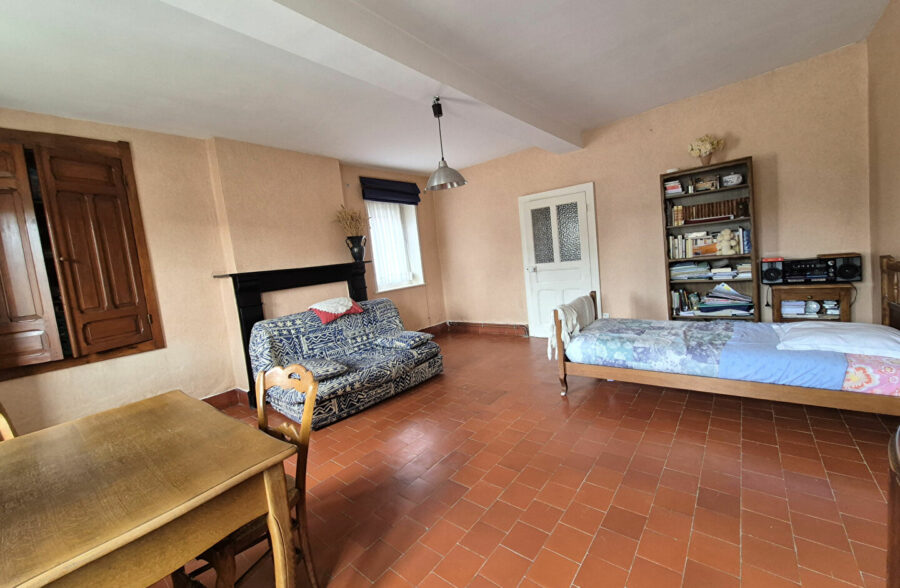 Longère individuelle , grange et hangar.