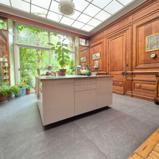 Sublime maison familiale offrant de nombreuses possibilités, avec un revenu locatif de 2 400 € par mois.