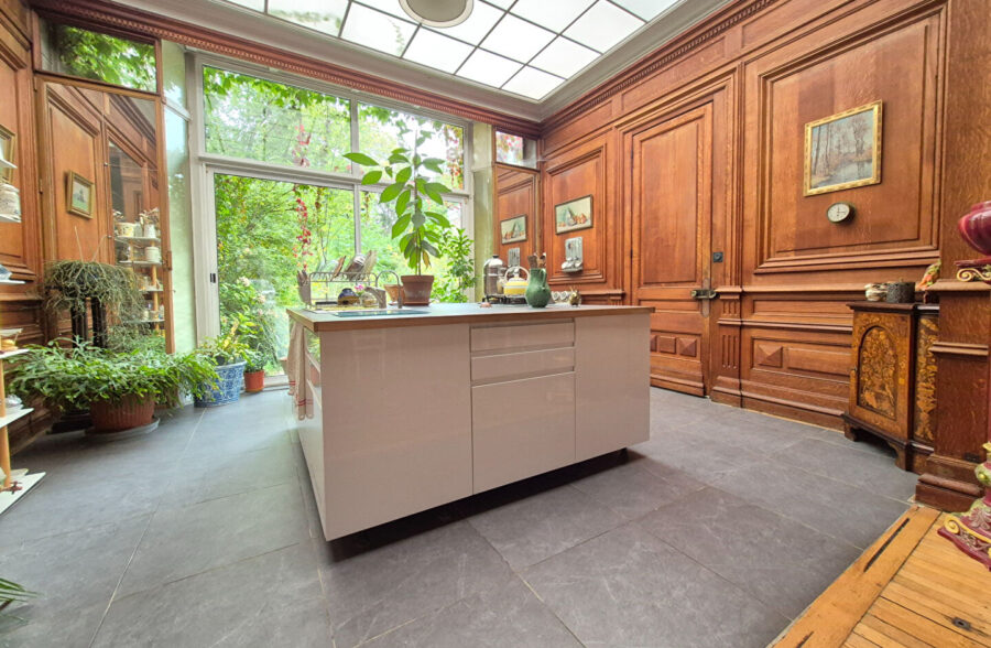 Sublime maison familiale offrant de nombreuses possibilités, avec un revenu locatif de 2 400 € par mois.